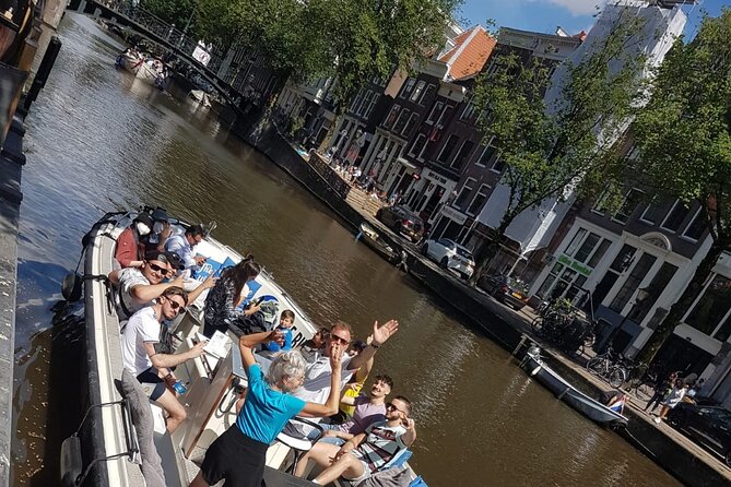 Amsterdam: The Bulldog Boat Smoke-Friendly Cruise & 2 Drinks - Finding the boat: Central Station meeting point without stress