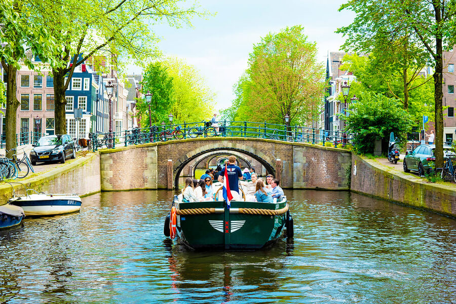 Amsterdam: The Newest Canal Cruise with Drink Option - Who this cruise suits best (and who should skip it)