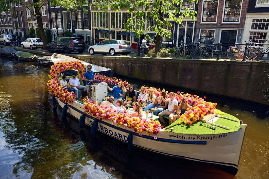 Amsterdam: The Original Flower Boat with Local Guide and Bar - Two themes the guide brings alive