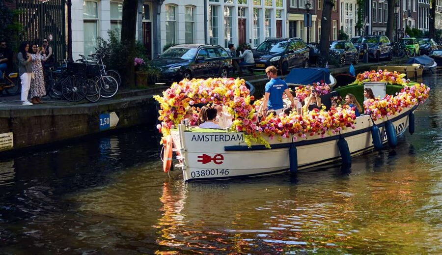 Amsterdam: The Original Flower Boat with Local Guide and Bar - Meeting at Oudezijds Voorburgwal 230 (and finding the right boat fast)