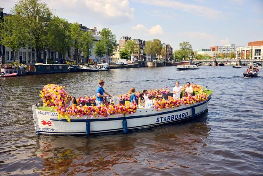 Amsterdam: The Original Flower Boat with Local Guide and Bar - Oudeschans and the quick first glide