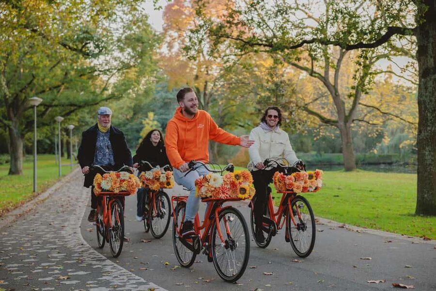 Amsterdam: Top Highlights Guided Bike Tour - Your 12-stop ride: what you’ll see and what to watch for