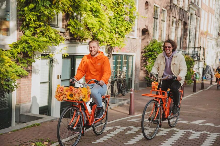 Amsterdam: Top Highlights Guided Bike Tour - Meeting at Nieuwezijds Voorburgwal and starting on the right foot