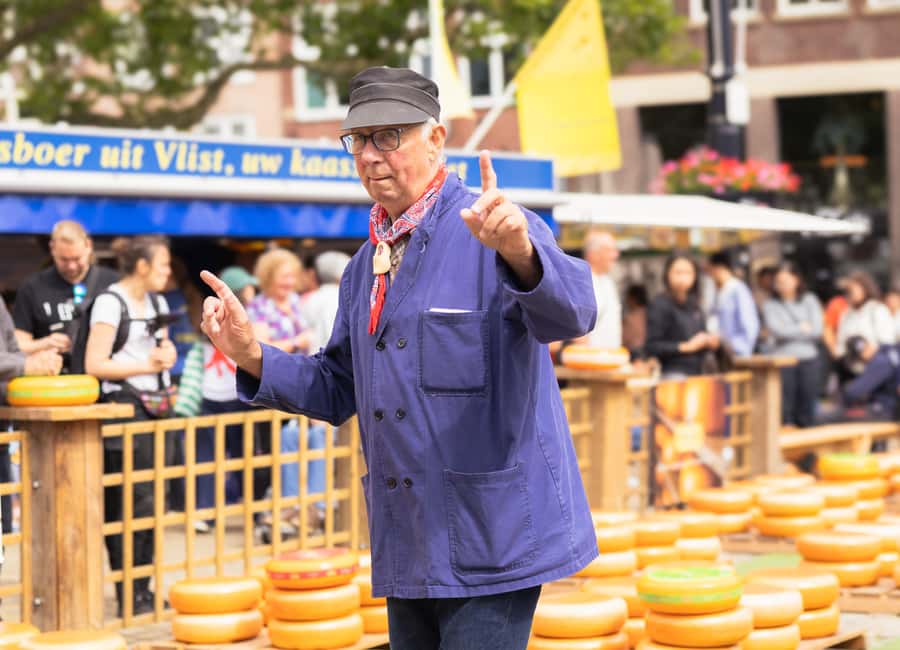 Amsterdam: Traditional Cheese Market Tour to Alkmaar - Why Alkmaar’s cheese market feels like Dutch street theater
