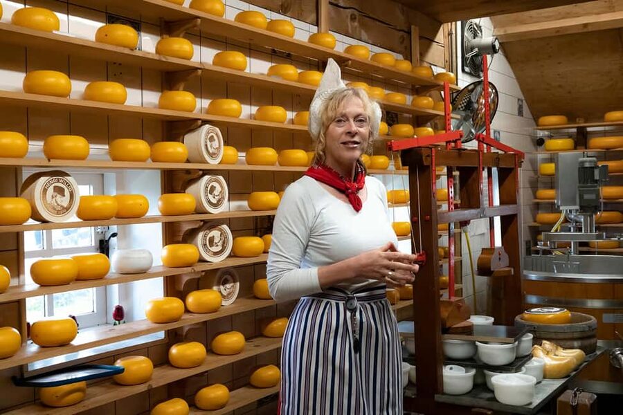 Amsterdam: Traditional Cheese Market Tour to Alkmaar - The cheese market action: handclaps, trading, and the cheese girls