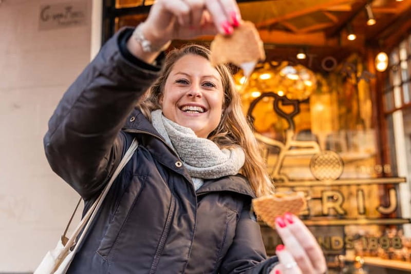 Amsterdam: Ultimate Amsterdam Food Tour - Café De Zwart: apple pie, coffee, and the Amsterdam brown café vibe
