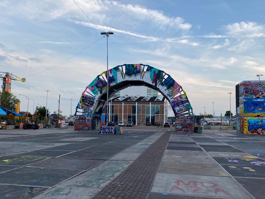Amsterdam: Urban Bike Tour, Graffiti Art & Magnet Fishing - Jordaan: magnet fishing turns a canal into a treasure hunt