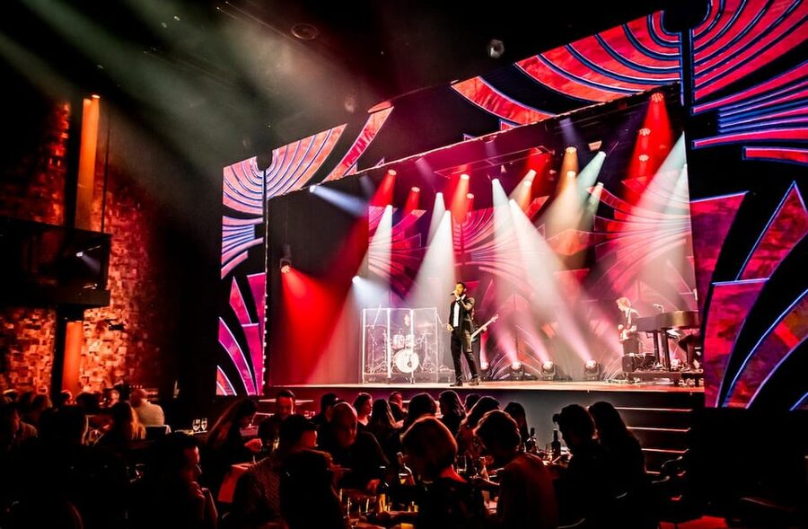 Amsterdam: VEGAS Dinner Show with 3-Course Sharing Menu - Timing and logistics: plan your Amsterdam evening around the start
