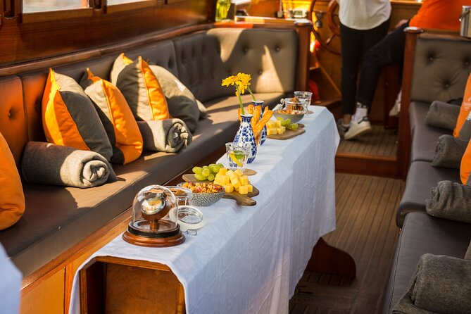 Amsterdam Walking Tour and Cruise with Drinks and Cheese Tasting - Beursplein start: how to find your guide and begin on time