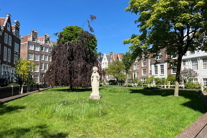 Amsterdam Walking Tour: Urban Legends & History with local guide - Stop 1: the Amstel River and where the city’s mood turns