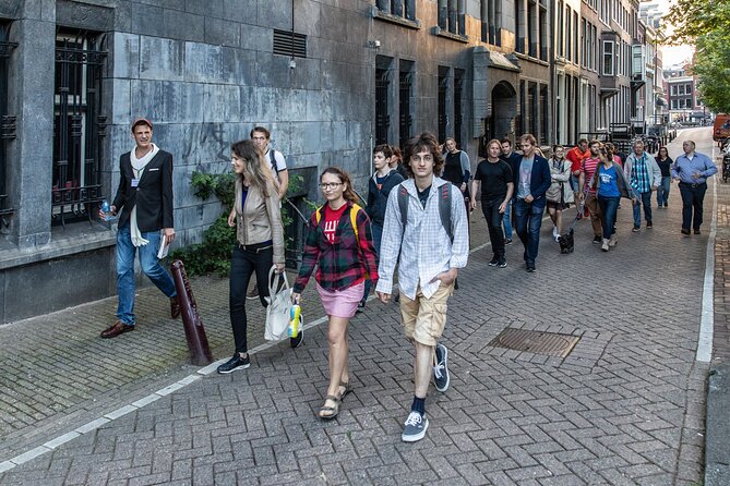 Amsterdam Walking Tour with a local comedian as guide - Stop 5: Spui and the Kalverstraat shopping street