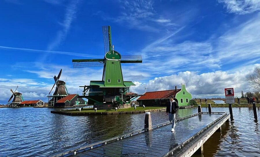 Amsterdam: Zaanse Schans and Giethoorn Day Trip with Cruise - The 1-Hour Giethoorn Riverboat Cruise: Your Best Views Per Hour