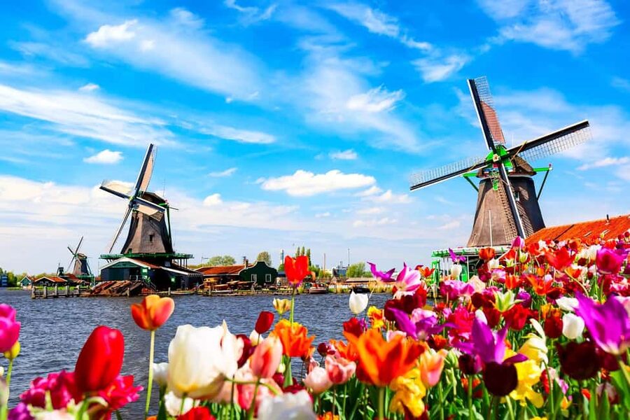 Amsterdam: Zaanse Schans, Cheese Tasting & Volendam Tour - Volendam: a fishing village built for wandering (not rushing)