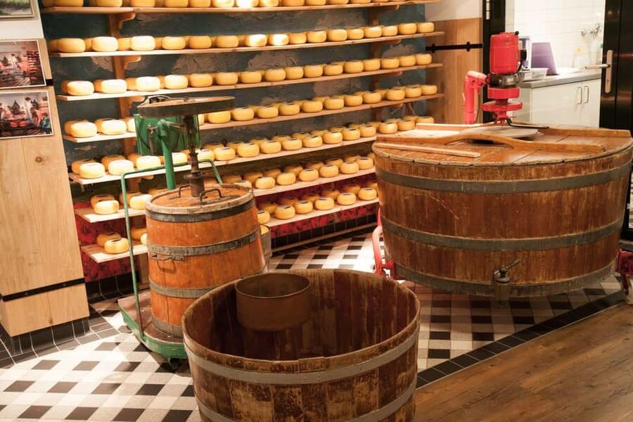 Amsterdam: Zaanse Schans, Cheese Tasting & Volendam Tour - Timing and pacing: how the day stays manageable