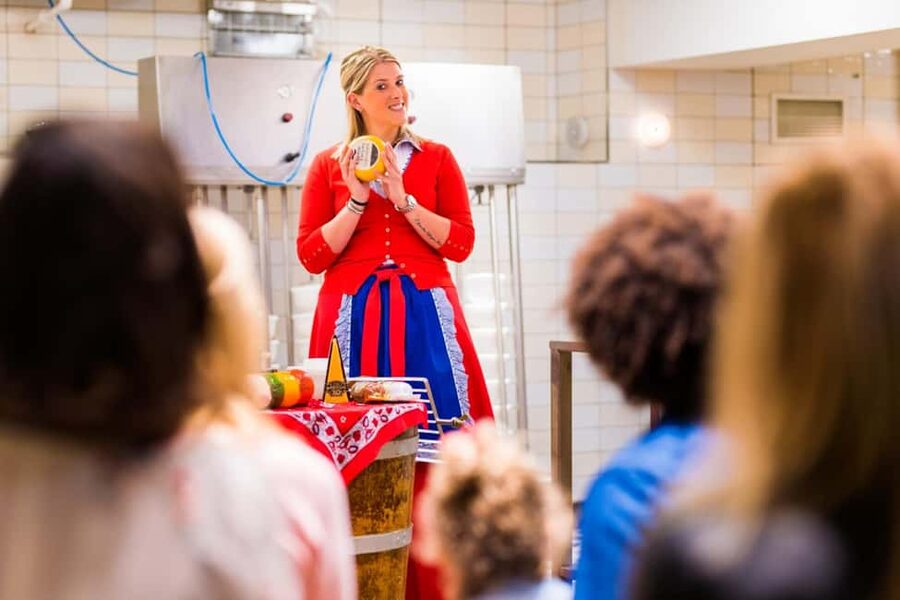 Amsterdam: Zaanse Schans, Marken, Volendam, & Edam Day Tour - Volendam’s free time, costumes, and the fika-style break