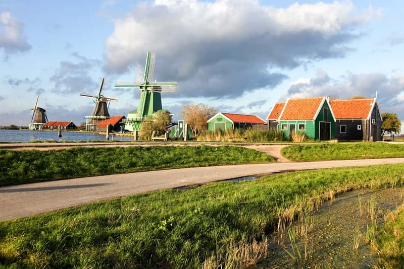 Amsterdam: Zaanse Schans, Marken, Volendam, & Edam Day Tour - Edam cobblestones and Grote Kerk: the satisfying finish