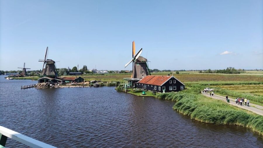 Amsterdam: Zaanse Schans Windmills Bike Tour with Guide - Getting to Koog aan de Zaan from Amsterdam Centraal