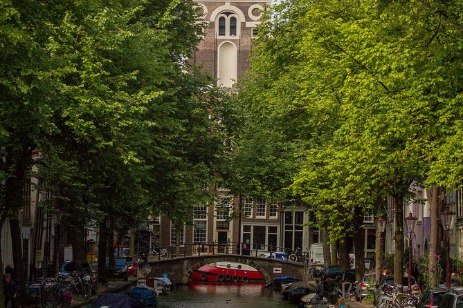 Anne Frank Private Bike Tour in Amsterdam - De Schaduwkade and Magere Brug: classic Amsterdam views between story stops