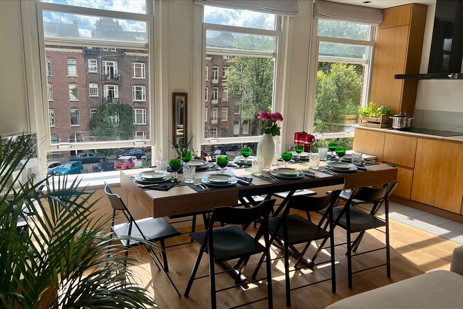 Authentic Italian Dinner in Cozy Canal Home in Amsterdam - Luca’s open kitchen: what the night feels like in real time