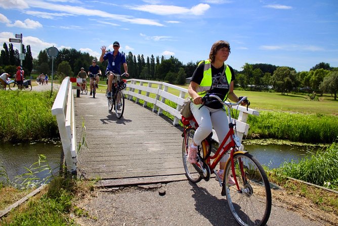 Countryside Fishermen Villages & Cheese E-bike Tour - Stop 2: Monnickendam fishing history, fish restaurants, and calm streets