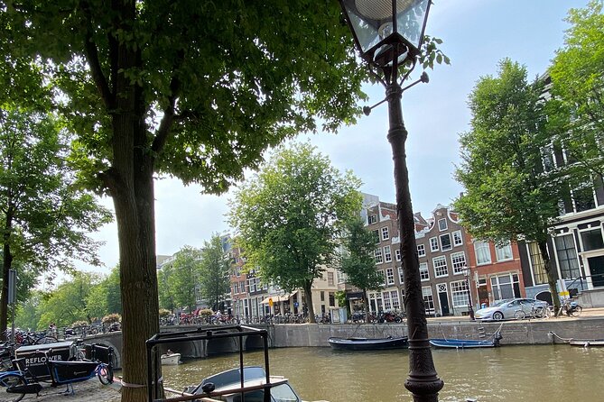 CULTURE with bite, culinary city tour - Nieuwe Kerk and the National Monument: quick, meaningful passes