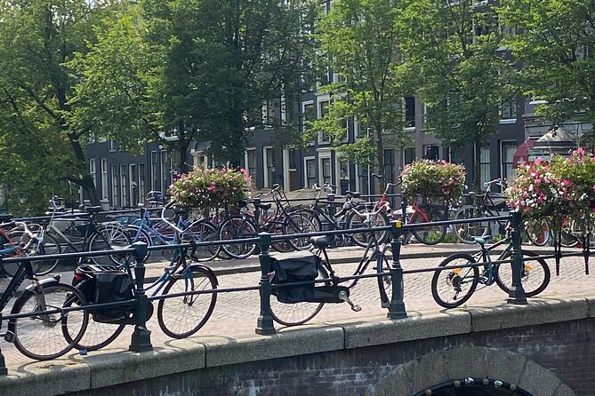 CULTURE with bite, culinary city tour - Canals and canal houses: how the guide teaches you to look