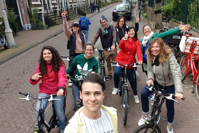 Daily group bike tour in Spanish. - Stop 1: Jordaan canals and the calmer side of the center