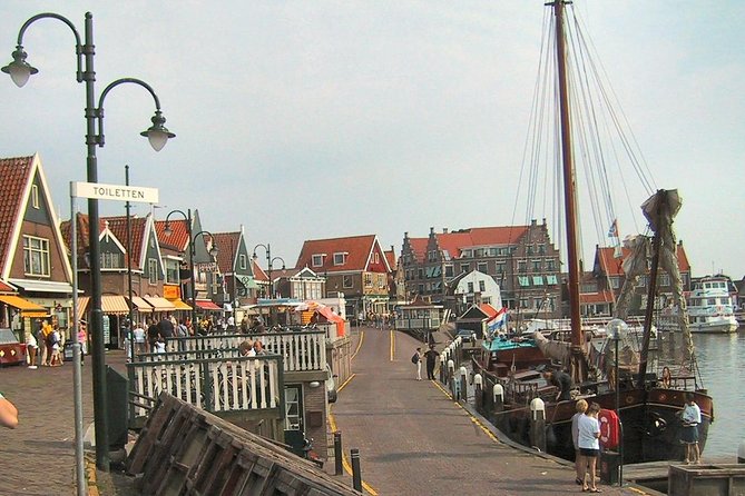 Day Trip from Amsterdam to Zaanse Schans Windmills and Volendam - Volendam: green timber houses, Doolhof and Oude Kom