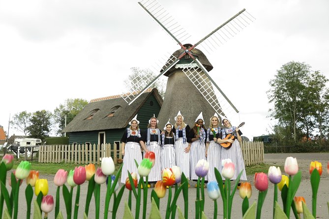 Dutch Experience in Volendam with Traditional Outfits - Tastings: cheese, cookies, and fruit wine (and how to use them)