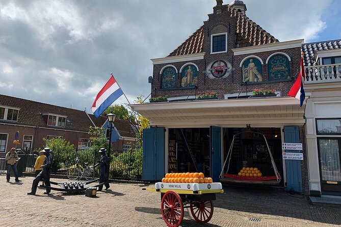 E-Bike PRIVATE tour Countryside of Amsterdam Volendam Marken - Edam cheese-town stop: quick, practical, and easy
