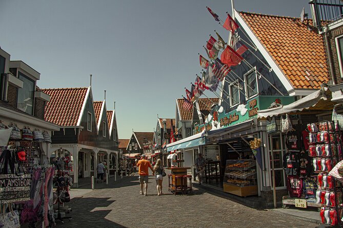 e-Scavenger hunt Volendam: Explore the city at your own pace - The route in plain language: from dike and harbor lights to covered streets