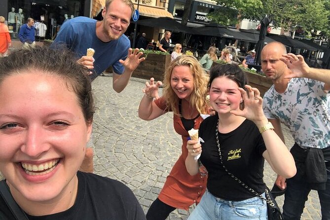 e-Scavenger hunt Volendam: Explore the city at your own pace - Costume museum, a church built in 1860, and a street with a famous connection