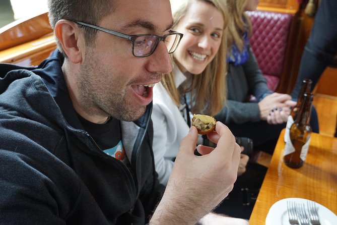 Eating Amsterdam: Food Tour & Canals Cruise - The canal-side history walk: Golden Age stories and the Willemstraat alleys