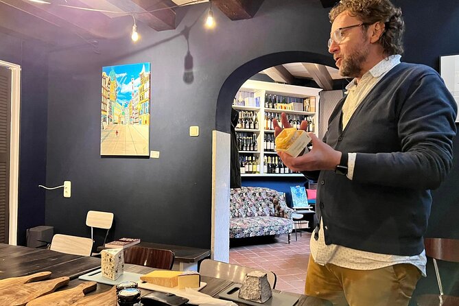 Exclusive Cheese Walk & Dutch Wine Discovery - North Church and North Square: Saturday-market vibes
