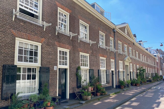 Explore hidden streets with friends - How Amsterdam’s hidden streets tour helps you read the city
