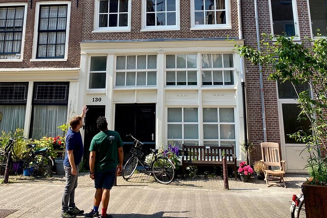 Explore hidden streets with friends - Crossing the Canal Ring: medieval expansion, explained on foot