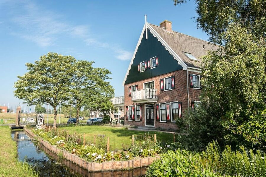 From Amsterdam; Alkmaar Cheese market & Zaanse Schans - Zaanse Schans in one hour: the windmills, the crafts, and the tradeoff