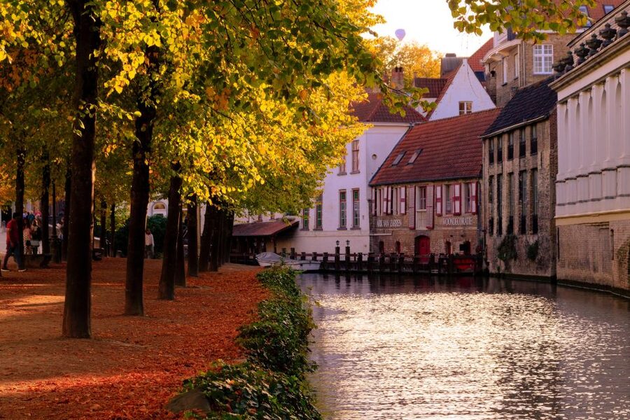 From Amsterdam: Bruges Day Trip in Spanish with Boat Option - The Included Chocolate Stop (and How to Make It Count)