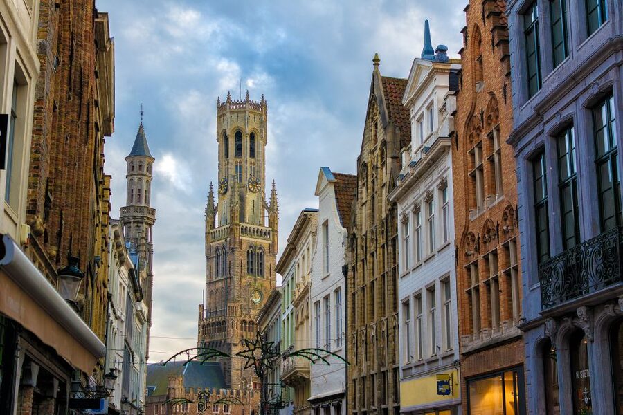 From Amsterdam: Bruges Day Trip in Spanish with Boat Option - Price and Logistics: Is $61 Good Value From Amsterdam?