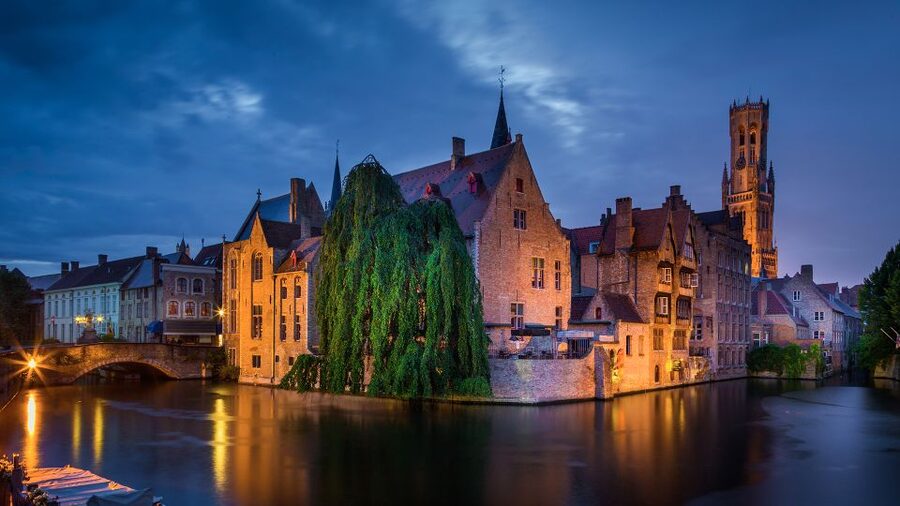 From Amsterdam: Bruges Day Trip in Spanish with Boat Option - Lake of Love to Begijnhof: The Guided Walk That Gives Bruges Its Meaning