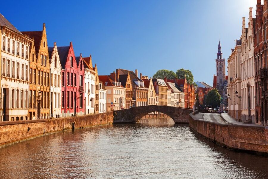 From Amsterdam: Day Trip to Bruges in Spanish or English - Meet your guide: green umbrellas and an easy handoff