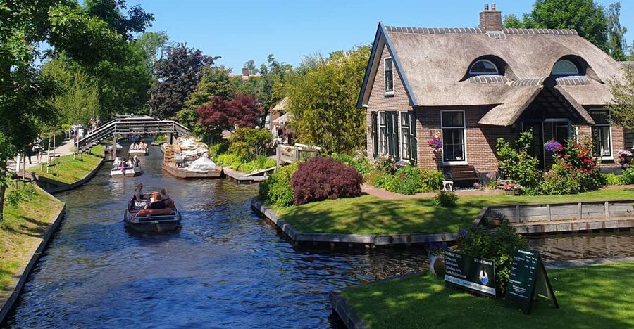 From Amsterdam: Giethoorn Day Trip with Small Electric Boat - Why Giethoorn Still Feels Different: The Village With No Road Map