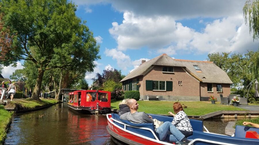 From Amsterdam: Giethoorn Day Trip with Small Electric Boat - Small-Group Structure: Why Up to 8 People Changes Everything
