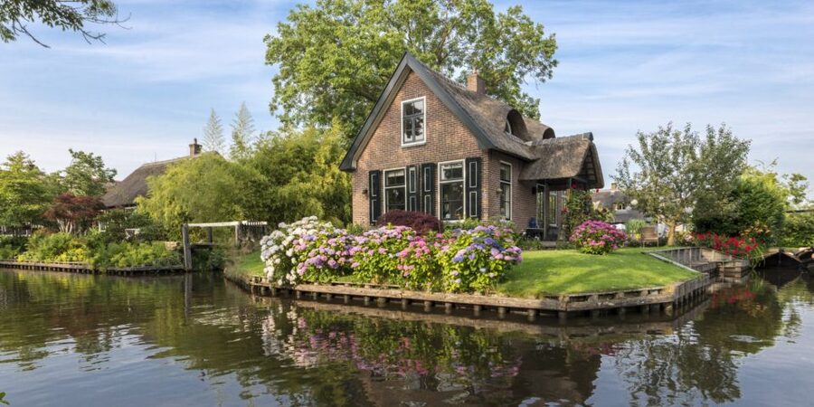 From Amsterdam: Giethoorn Day Trip with Small Electric Boat - Price and Value: Is $151 for Giethoorn Fair?