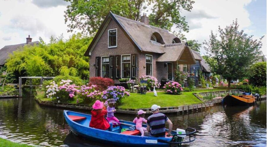 From Amsterdam: Giethoorn Guided Day Trip with Canal Cruise - The One-Hour Canal Cruise: why this is the best angle on Giethoorn