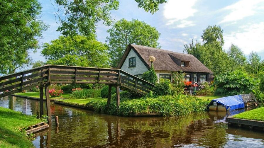 From Amsterdam: Giethoorn Sightseeing Tour and Canal Cruise - VIP-style logistics, plus fenland calm