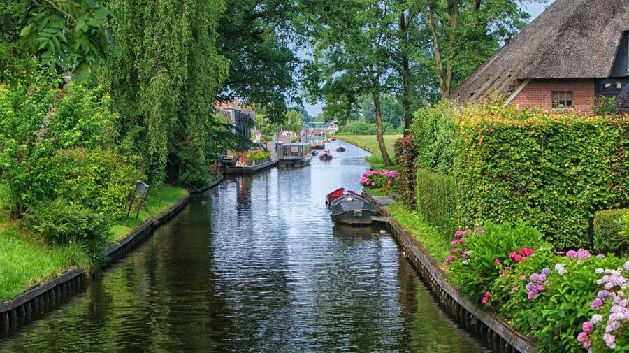 From Amsterdam: Giethoorn Sightseeing Tour and Canal Cruise - Private Mercedes pickup that keeps the day from feeling rushed