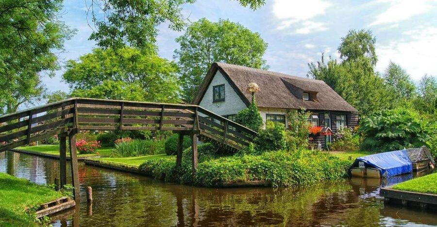 From Amsterdam: Giethoorn Sightseeing Tour and Canal Cruise - Giethoorn: Dutch Venice canals in North Holland
