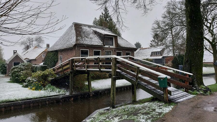 From Amsterdam: Giethoorn Small Group Tour with Boat Ride - Optional seaside finish at Zandvoort aan Zee