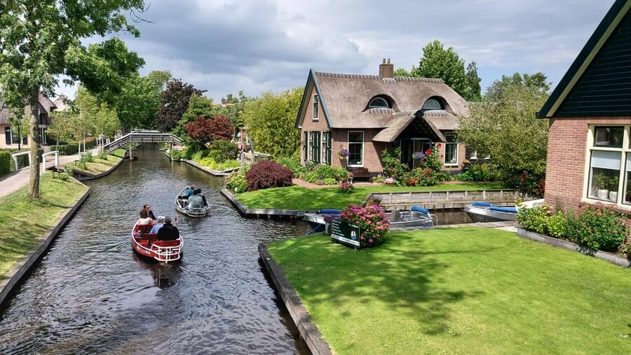 From Amsterdam: Giethoorn Small Group Tour with Boat Ride - Amsterdam to Giethoorn in a Mercedes Van (and how the timing helps)